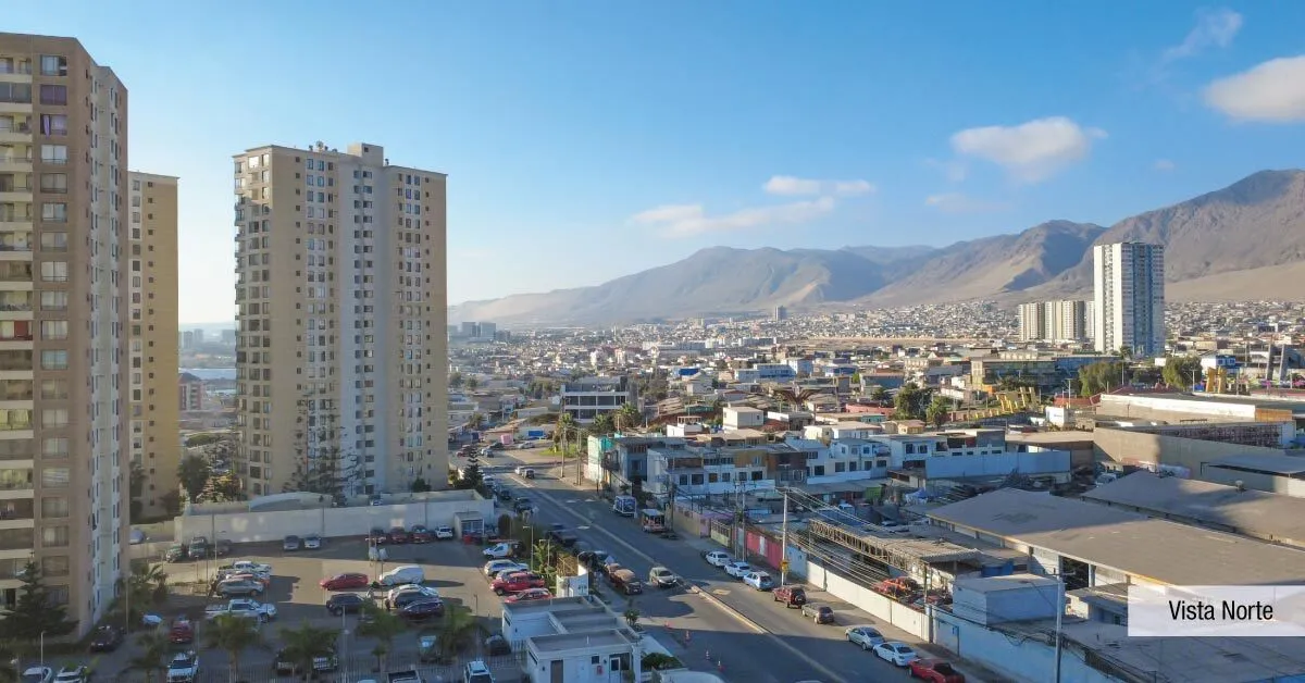 Vista panorámica norte desde Condominio Trocadero en Antofagasta, destacando la ciudad y las montañas.