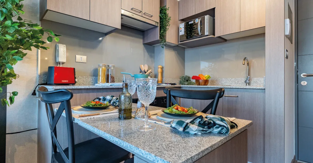 Cocina piloto en Condominio Parque del Sur, La Cisterna, con cubierta de granito y horno eléctrico.