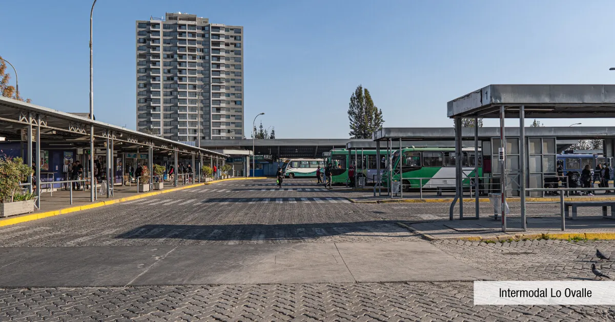 Estación Intermodal Lo Ovalle cercana a Edificio Briones Luco en La Cisterna, con gran conectividad.