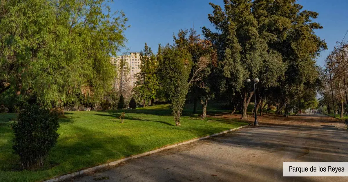 Áreas verdes de Parque de los Reyes cerca a Edificio Pedro de la Barra en Santiago Centro, naturaleza.
