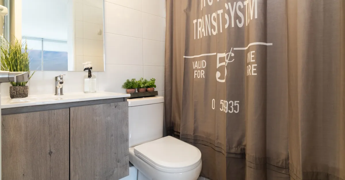 Moderno baño equipado con piso gres porcelánico en Edificio Lía Aguirre de La Florida.