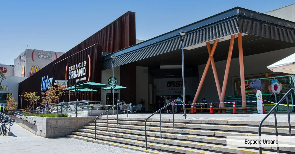Centro comercial Espacio Urbano cerca a Edificio Briones Luco en La Cisterna, ideal para compras.