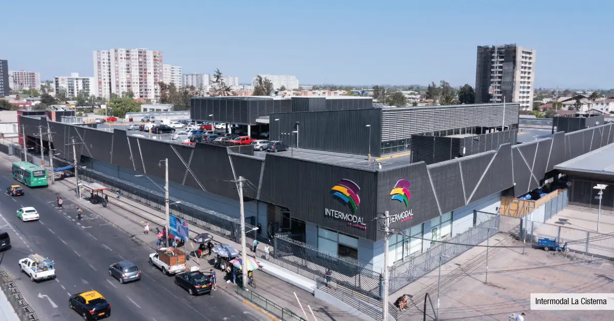 Estación Intermodal cercana a Edificio Santa Corina en La Cisterna, destacando su amplia red de transporte público.