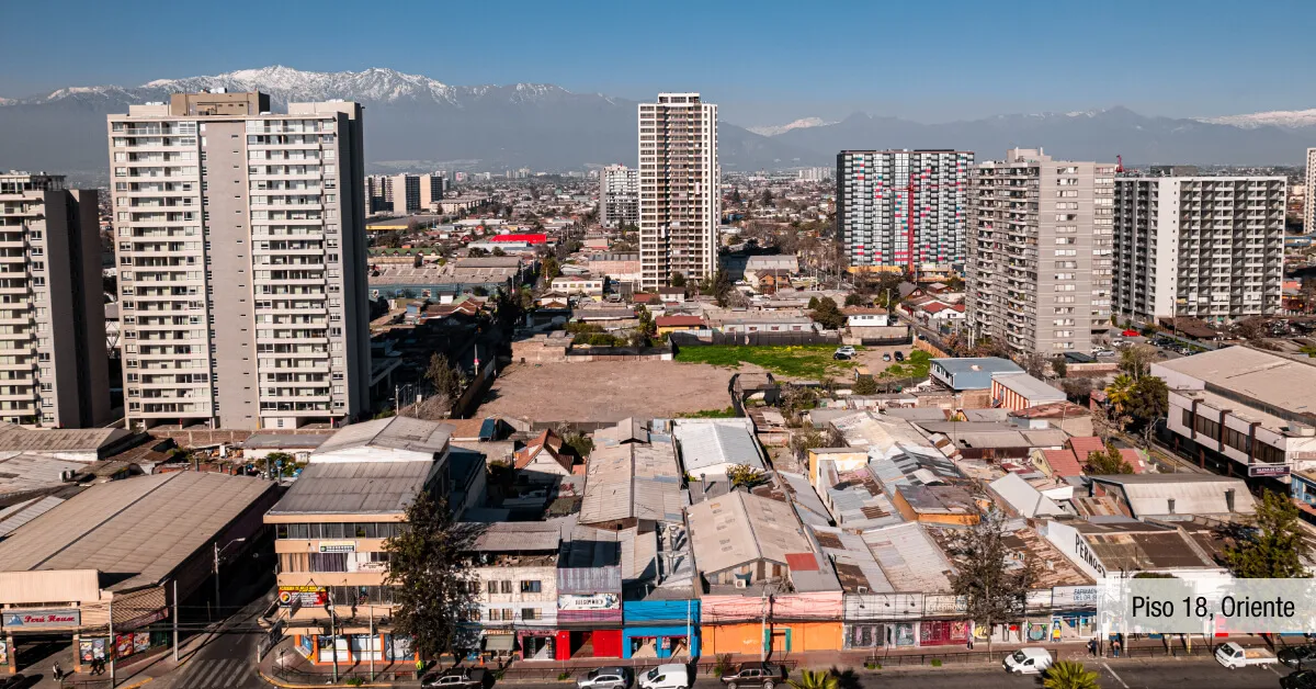 Vista oriente desde piso 18 de Edificio Briones Luco en La Cisterna, destacando la cordillera.