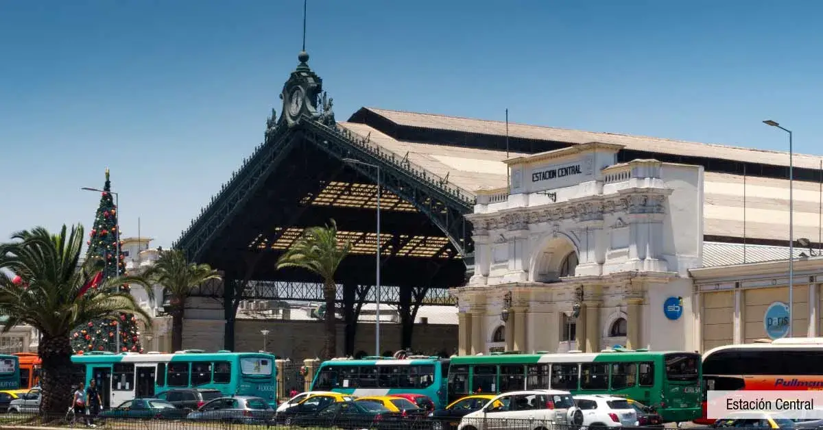 Histórica Estación Central, principal núcleo de transporte junto a Condominio Francisco Zelada.