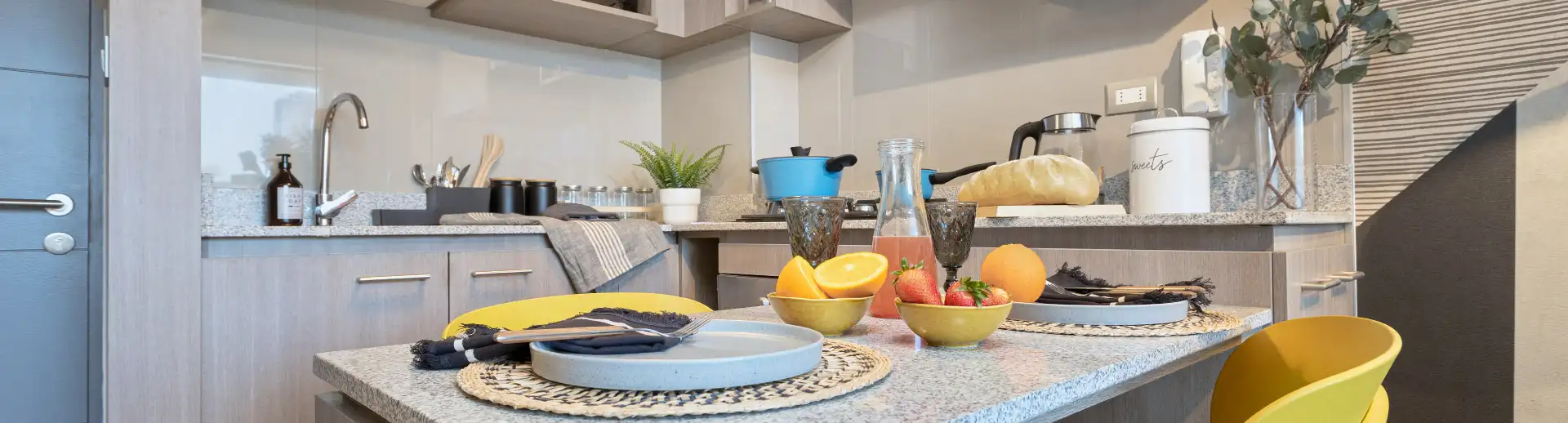 Cocina equipada en Edificio Briones Luco, La Cisterna, destacando su cubierta de granito.