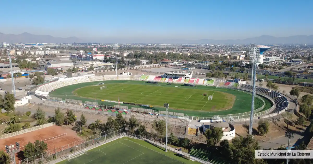 Estadio Municipal cercano a Edificio Santa Corina en La Cisterna, mostrando su gran cancha y áreas deportivas.