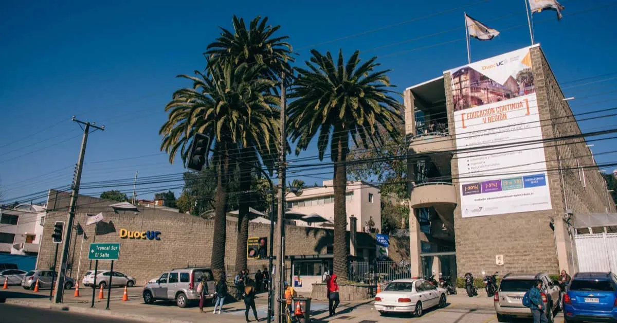 Sede Duoc UC, destacada educación superior cercana a Oficinas Parque Urbano en Viña del Mar.   