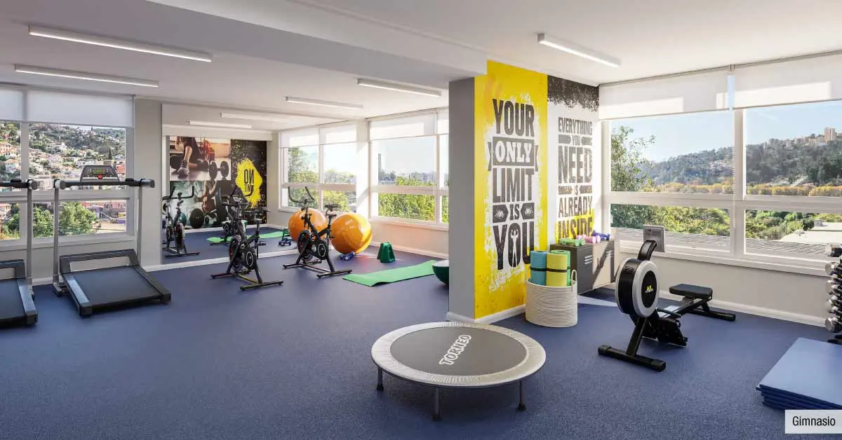 Gimnasio totalmente equipado en áreas comunes de Edificio Álvarez Oriente, Viña del Mar.