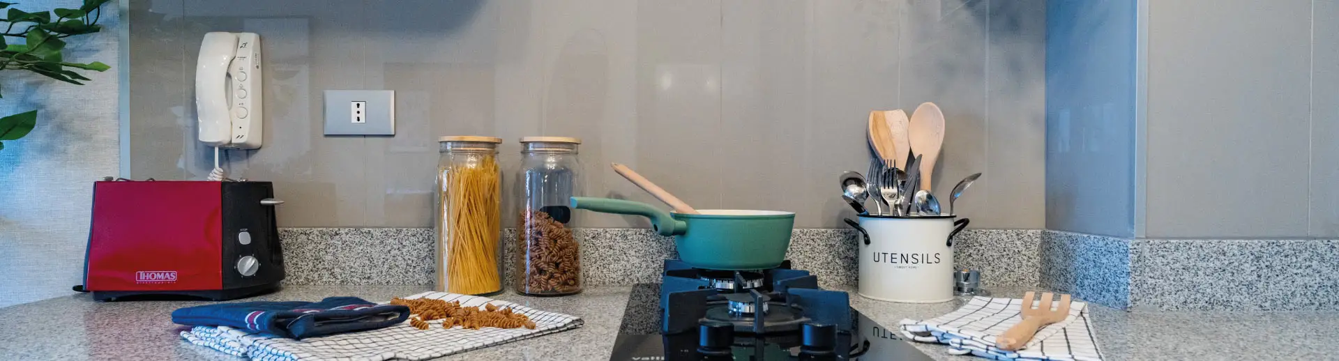 Cocina equipada con campana y encimera a gas en Condominio Parque del Sur, ubicado en La Cisterna.
