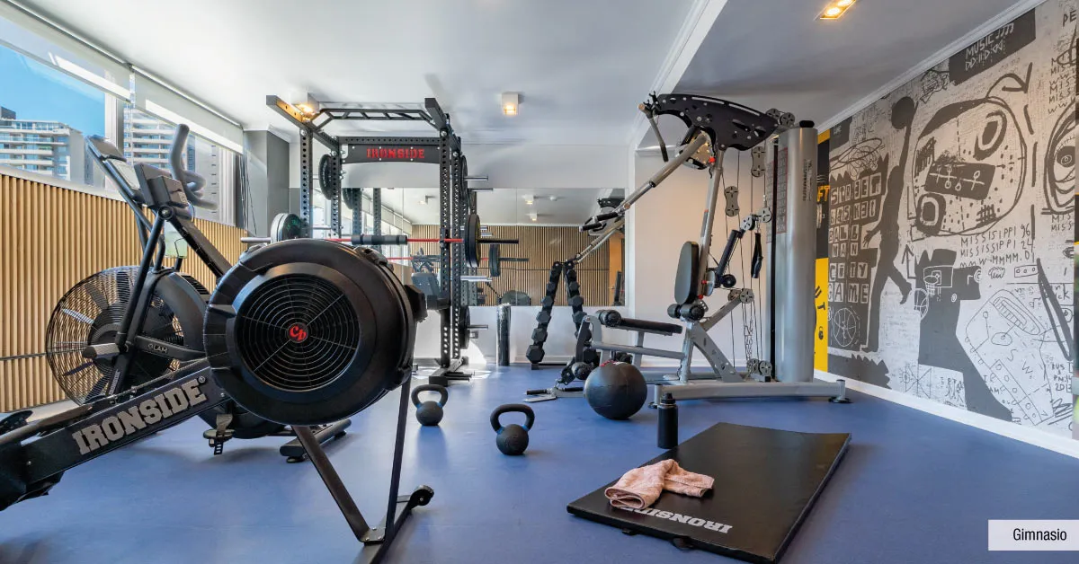 Gimnasio totalmente equipado en Edificio Briones Luco, La Cisterna, para tu entrenamiento.