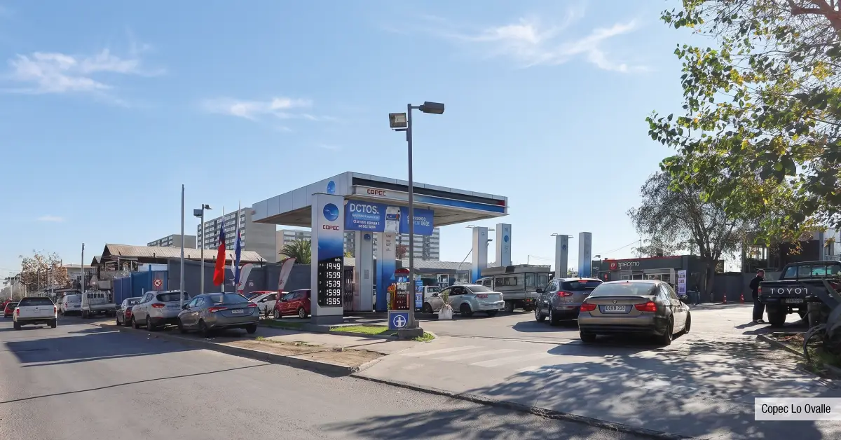 Estación de servicio Copec cercana a Edificio Santa Corina en La Cisterna, mostrando su rápido y cómodo acceso vehicular.