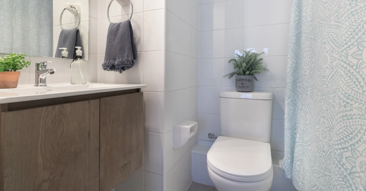 Baño con piso gres porcelánico en departamento piloto de Edificio Lía Aguirre, La Florida.