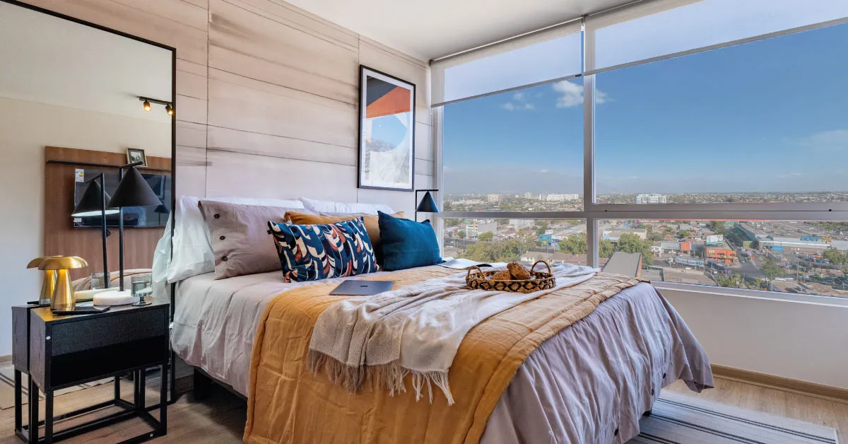 Dormitorio en Condominio Parque del Sur, La Cisterna, con gran vista en ventana de PVC y piso SPC.