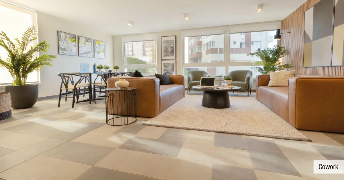Sala de uso múltiple equipada como cowork en Condominio Alto Marañón 3, Viña del Mar.