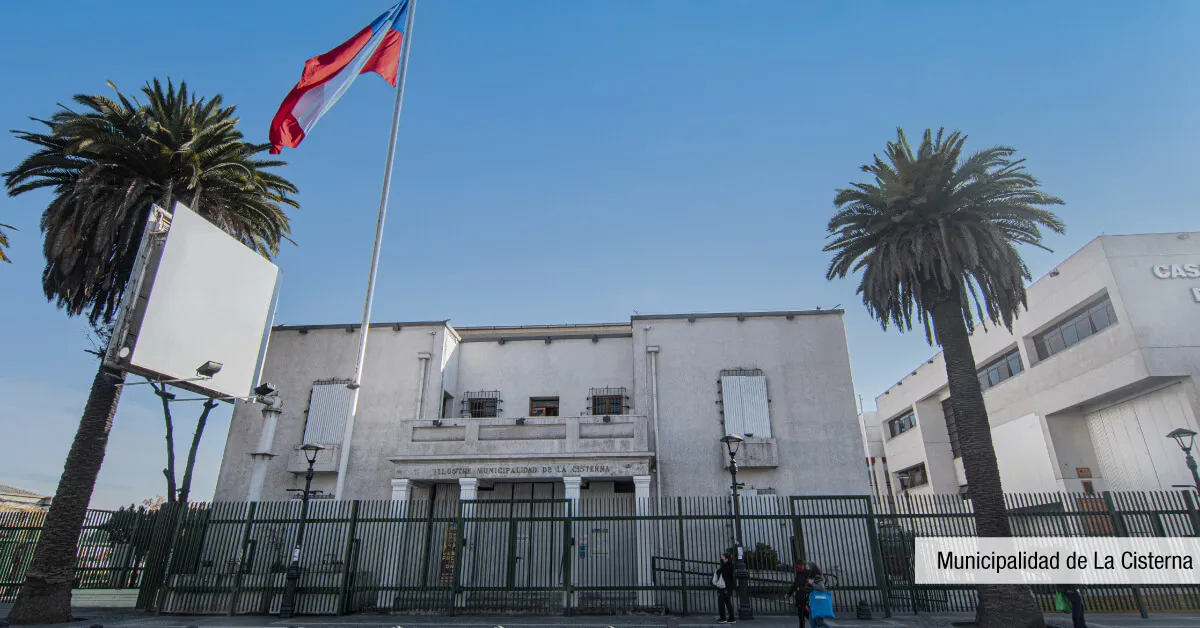 Municipalidad cercana a Edificio Briones Luco en La Cisterna, acceso a servicios cívicos clave.