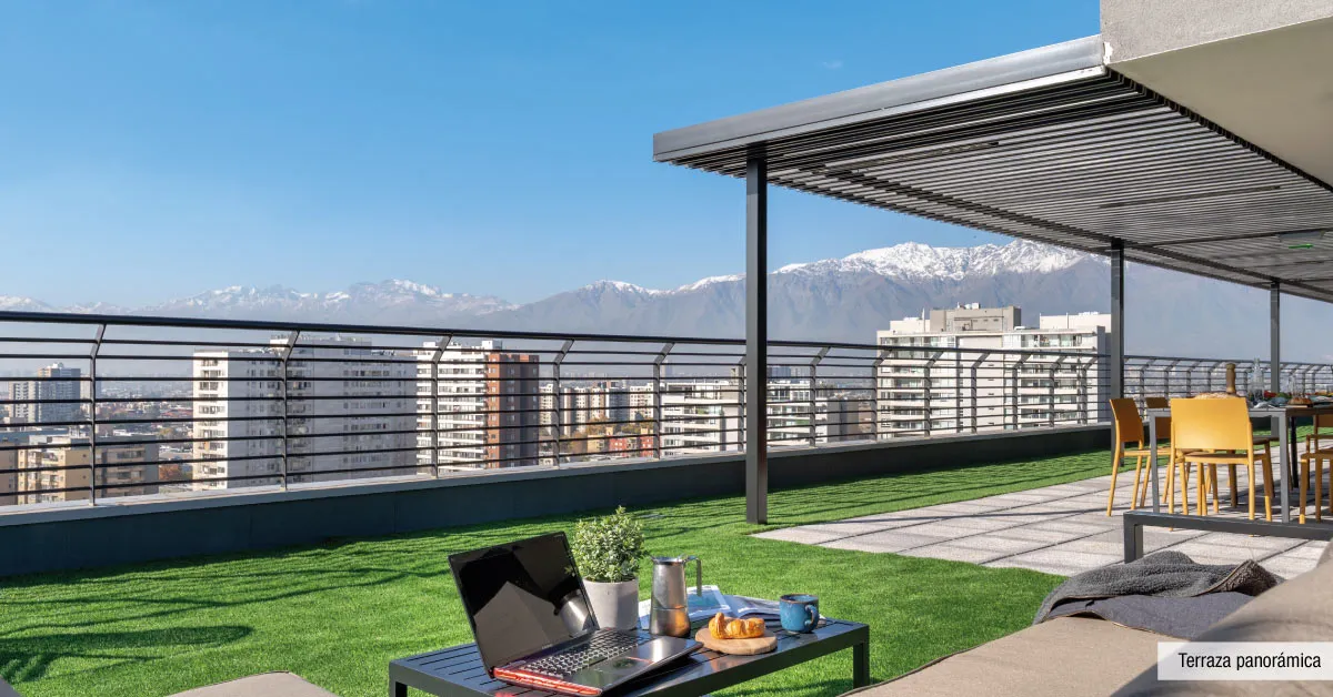 Terraza panorámica en cubierta de Edificio Briones Luco, La Cisterna, con vista a la cordillera.