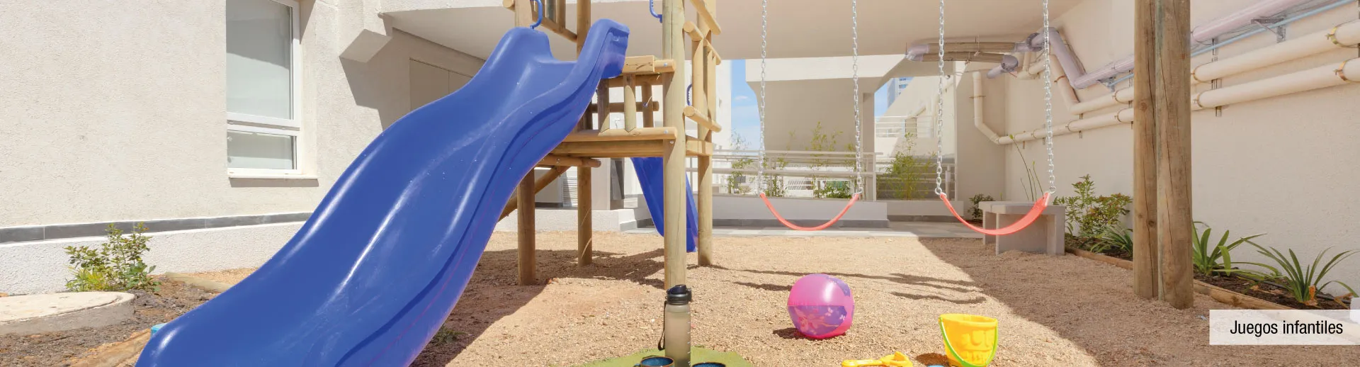 Seguros juegos infantiles en exteriores del proyecto Condominio Alto Marañón 3, Viña del Mar.