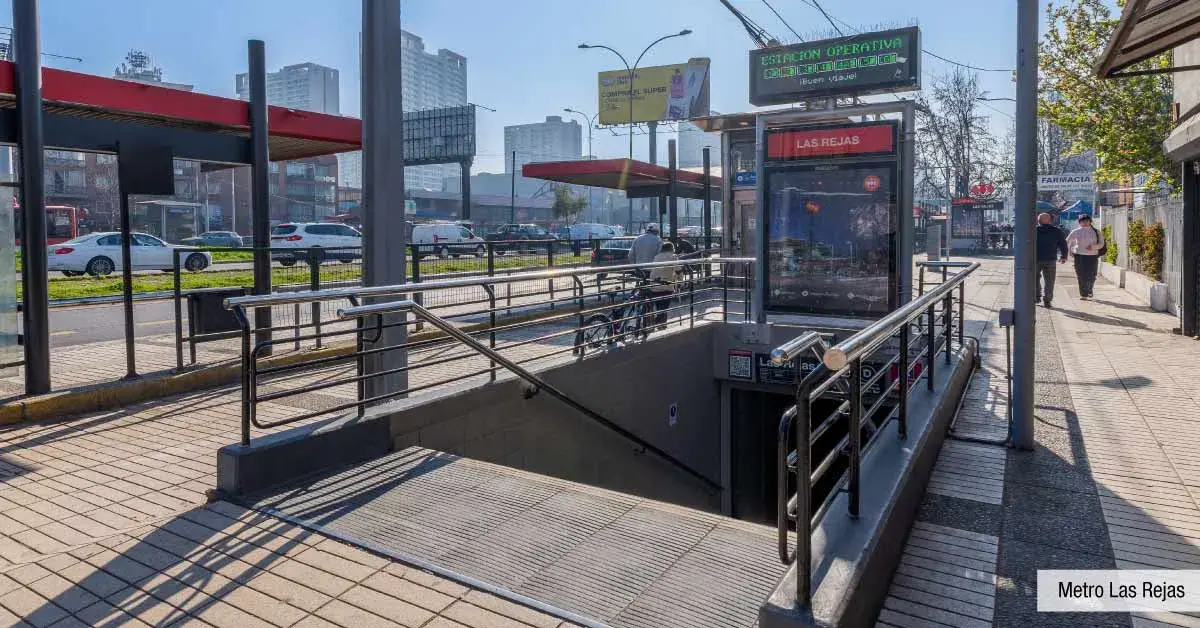 Acceso a Metro Las Rejas, excelente alternativa de transporte junto a Condominio Francisco Zelada.