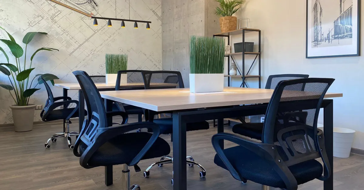 Modernos espacios de trabajo con piso vinílico SPC en Oficinas Parque Urbano, Viña del Mar.