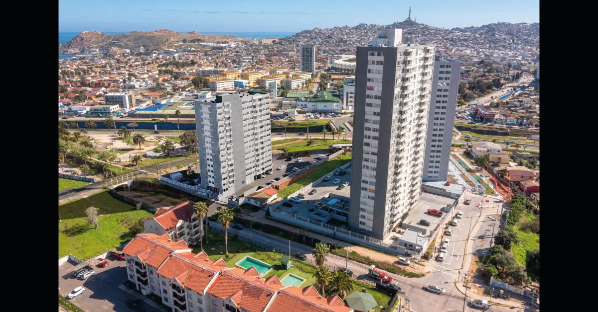 Vista aérea de la fachada y accesos controlados de Condominio Manuel Jesús Rivera 3 en Coquimbo.