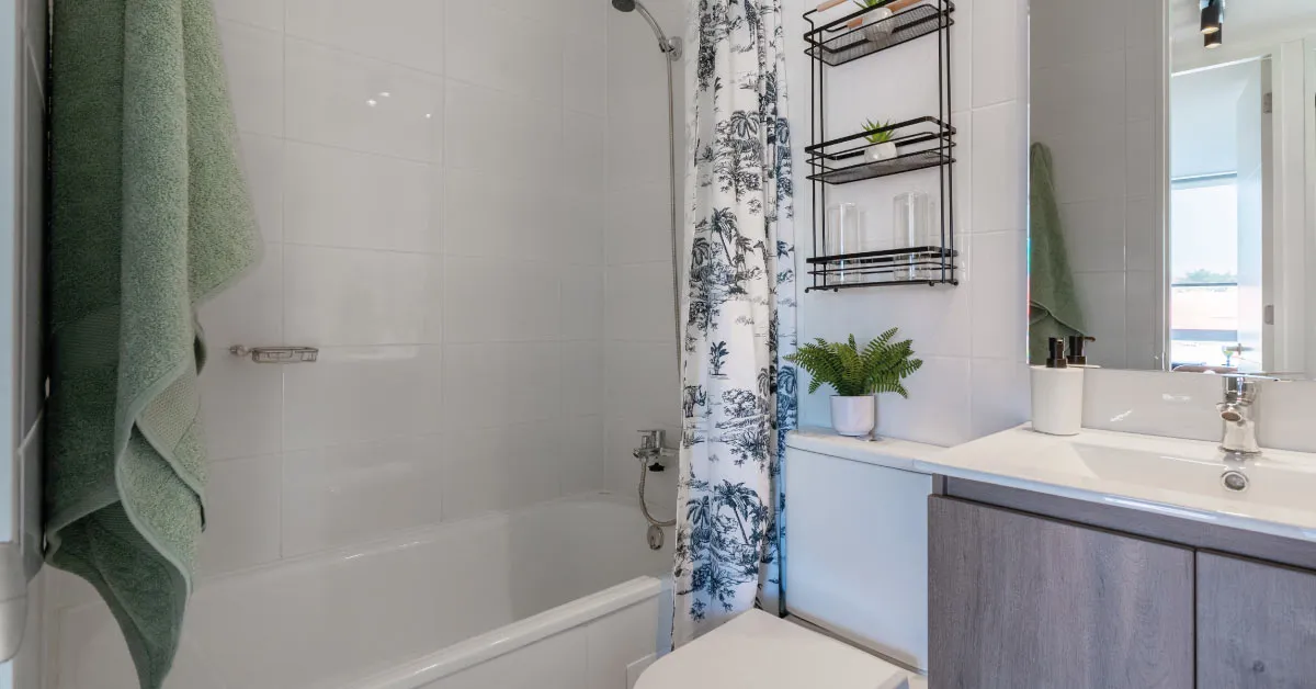 Baño de Condominio Parque del Sur en La Cisterna, mostrando vanitorio con mueble y loza vítrea.