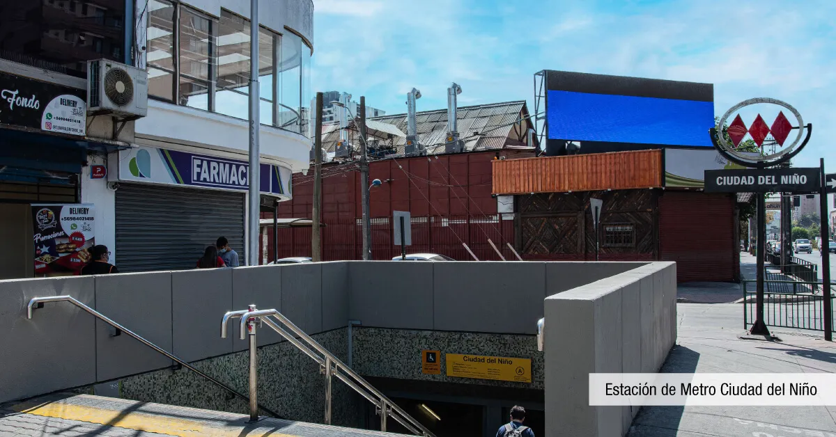 Estación Metro Ciudad del Niño cerca a Edificio Briones Luco en La Cisterna, gran conectividad.