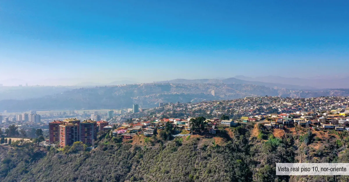 Amplia vista nororiente desde el piso 10 de Condominio Alto Marañón 3 en Viña del Mar.