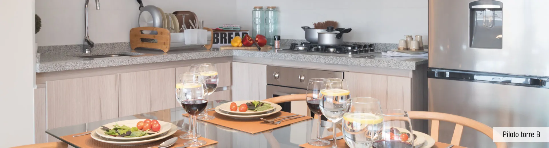Cocina con encimera a gas y cubierta de granito en Condominio Parque Marañón, Viña del Mar.