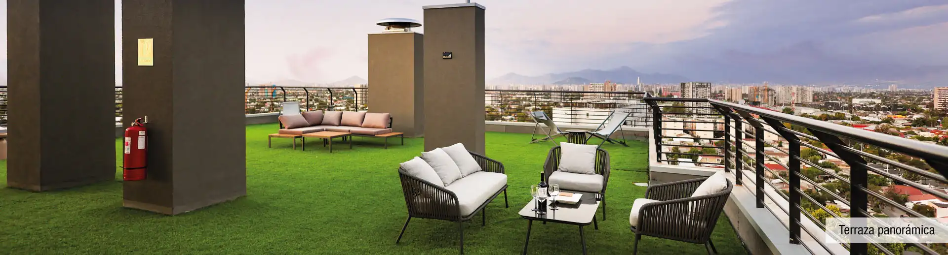 Terraza en cubierta de Condominio Parque del Sur, La Cisterna, con vista panorámica al atardecer.