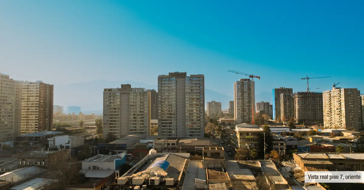 Vista oriente desde piso 7 de Edificio Santa Corina en La Cisterna, destacando la ciudad y la cordillera.