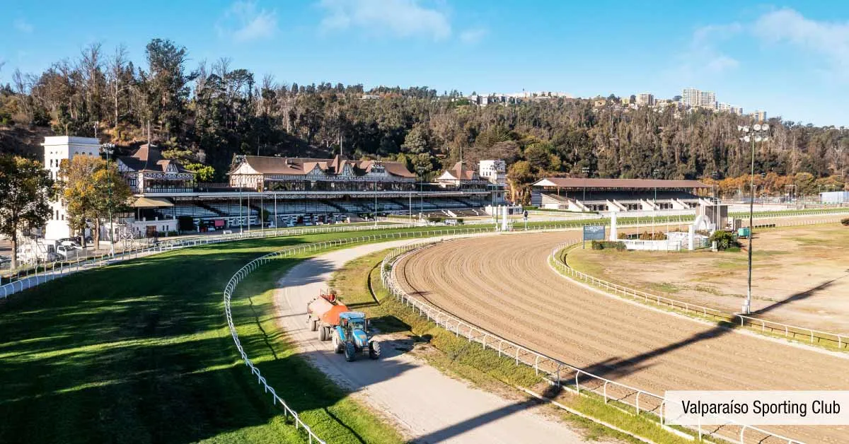 Valparaíso Sporting Club, tradicional centro de eventos cerca de Edificio Álvarez Oriente.