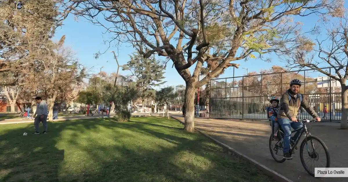 Plaza Lo Ovalle cercana a Edificio Santa Corina en La Cisterna, destacando sus áreas verdes para recreación familiar.