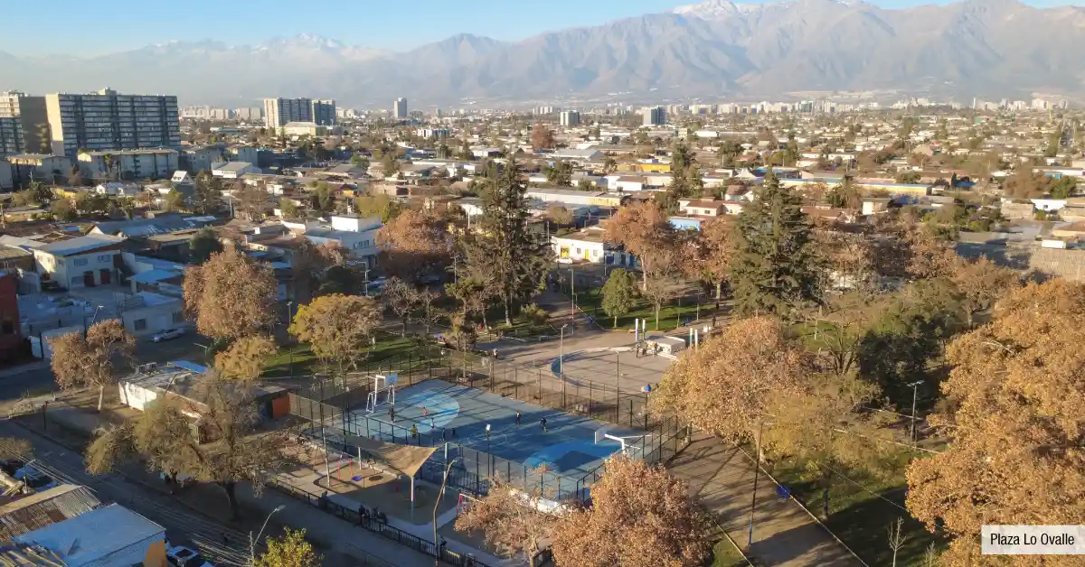 Vista aérea de Plaza Lo Ovalle cerca a Edificio Santa Corina en La Cisterna, mostrando sus multicanchas deportivas.
