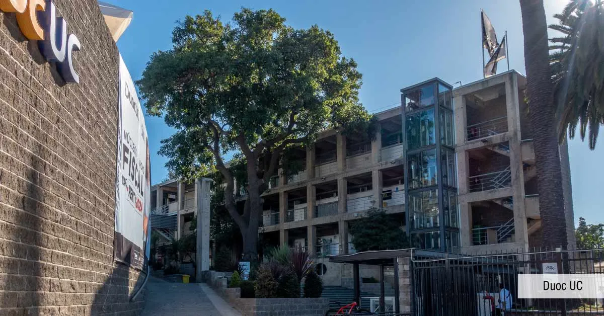 Duoc UC, gran polo de educación superior cerca de Edificio Álvarez Oriente, Viña del Mar.