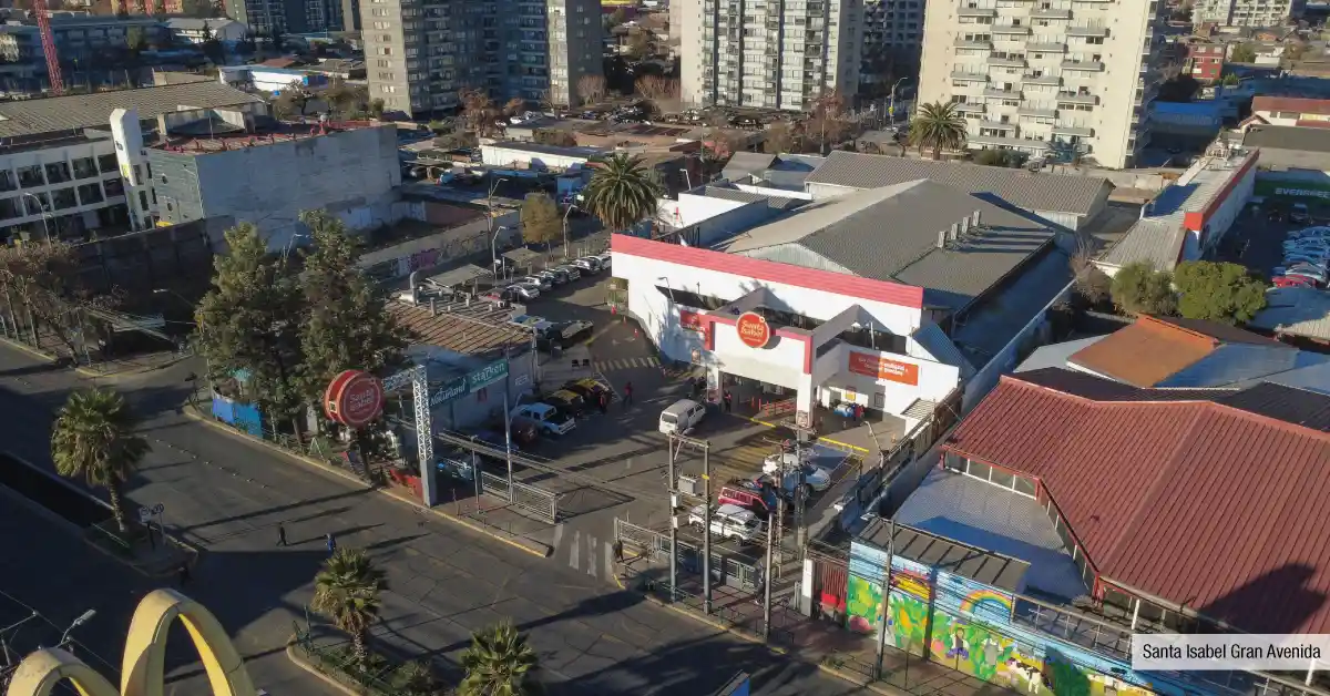 Supermercado Santa Isabel cerca de Edificio Santa Corina en La Cisterna, destacando el rápido acceso a abastecimiento.