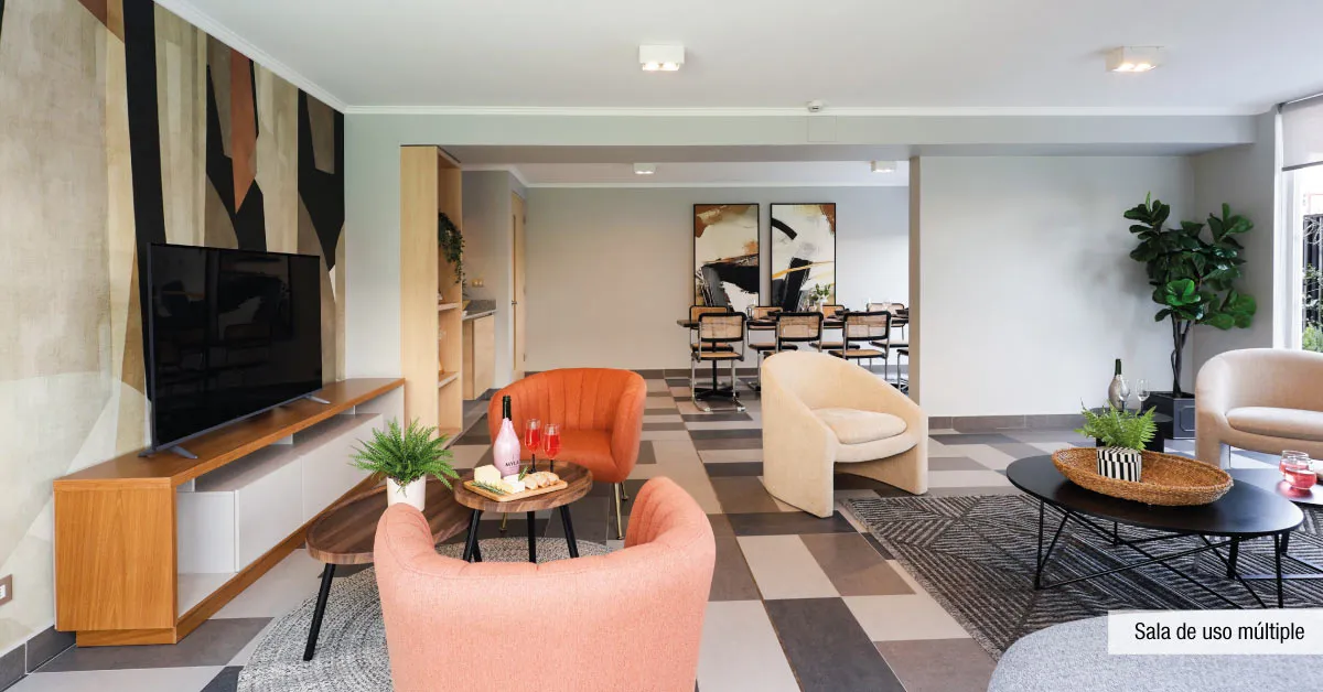 Cómoda sala de uso múltiple de Condominio Parque del Sur en La Cisterna, ideal para compartir.