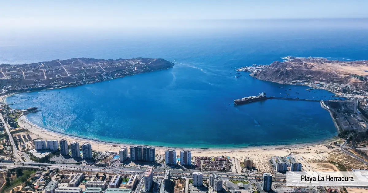 Vista aérea de la bahía Playa La Herradura cerca de Condominio Jesús Rivera 3, Coquimbo.