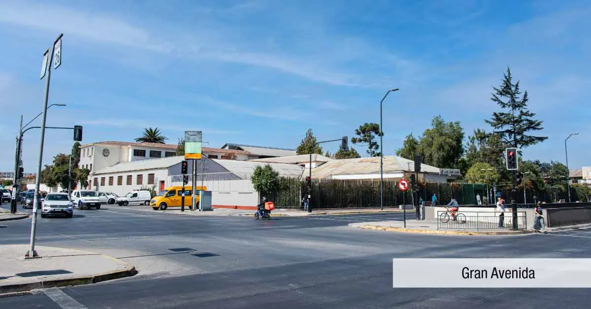 Vista de Gran Avenida cerca de Condominio Parque del Sur en La Cisterna, mostrando conectividad principal.