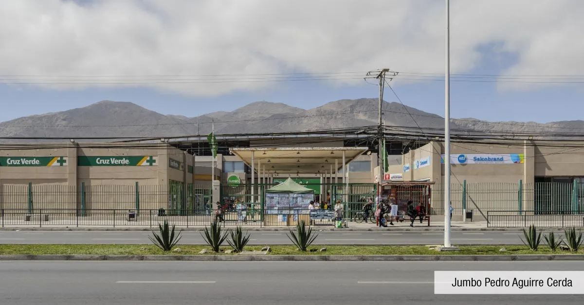 Supermercado Jumbo cercano a Condominio Trocadero en Antofagasta, mostrando farmacias y comercio a la mano.
