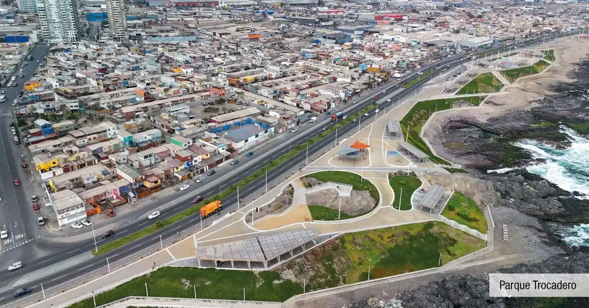 Parque Trocadero cercano a Condominio Trocadero en Antofagasta, destacando sus paseos costeros.