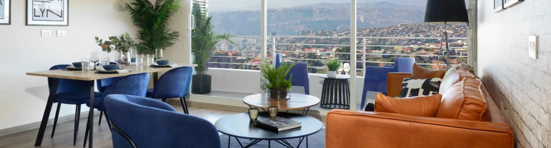 Luminoso estar comedor con excelente vista desde terraza en Condominio Alto Marañón 3.