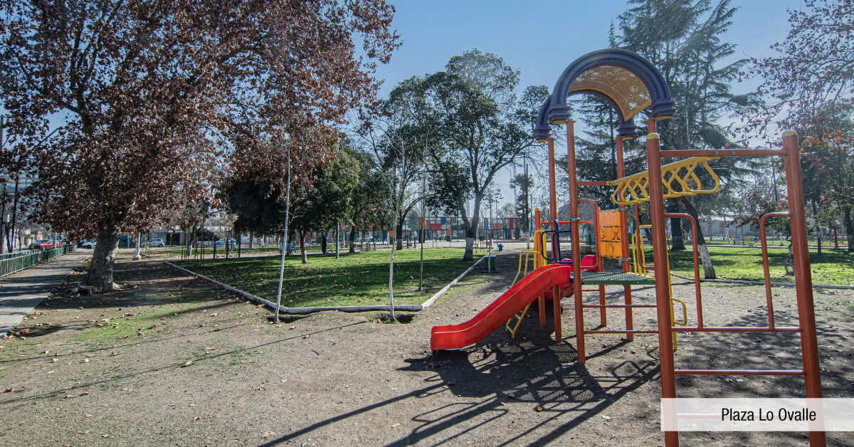 Áreas verdes en Plaza Lo Ovalle cerca a Edificio Briones Luco en La Cisterna, ideal para recreación.