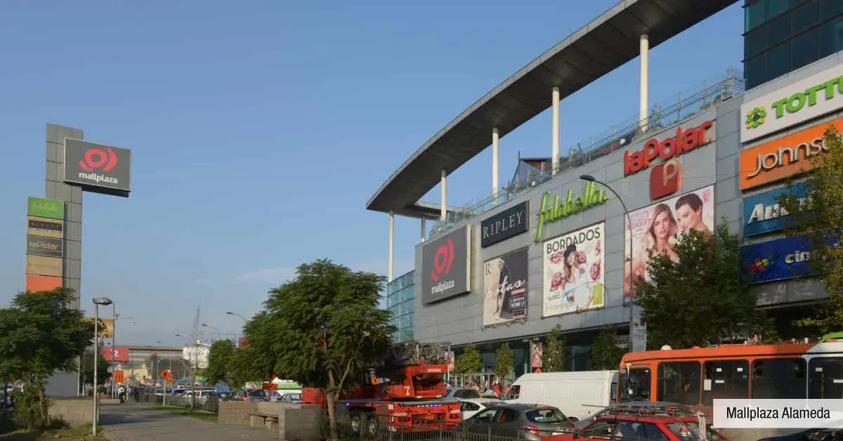 Fachada de Mallplaza Alameda, completo centro comercial cerca de Condominio Francisco Zelada.
