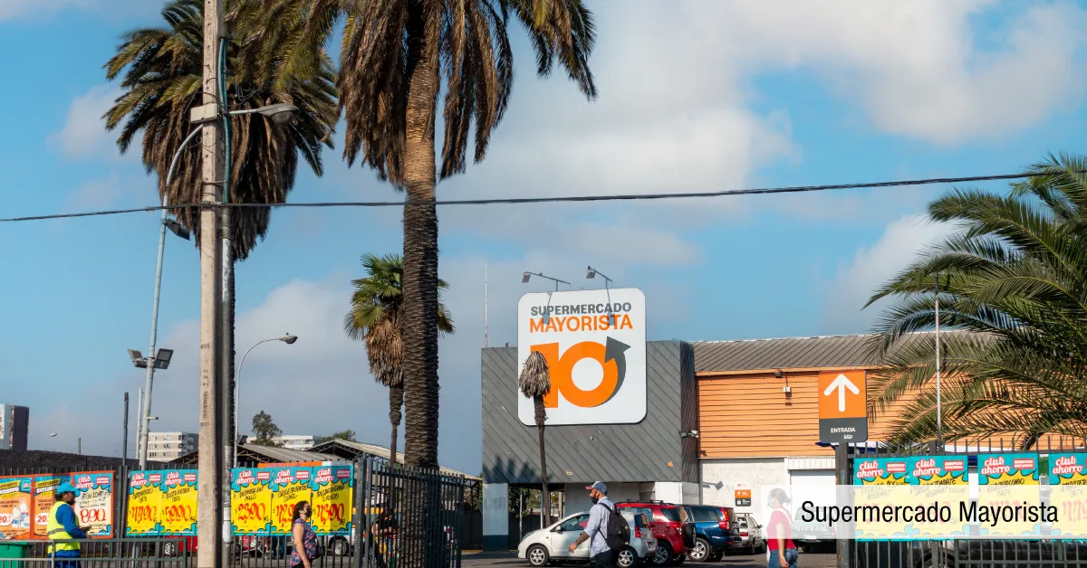Supermercado Mayorista 10 cerca de Condominio Parque del Sur en La Cisterna, destacando comercio local.