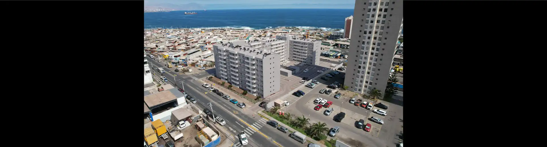 Vista aérea de Condominio Trocadero en Antofagasta, destacando sus 8 pisos, accesos y cercanía al mar.