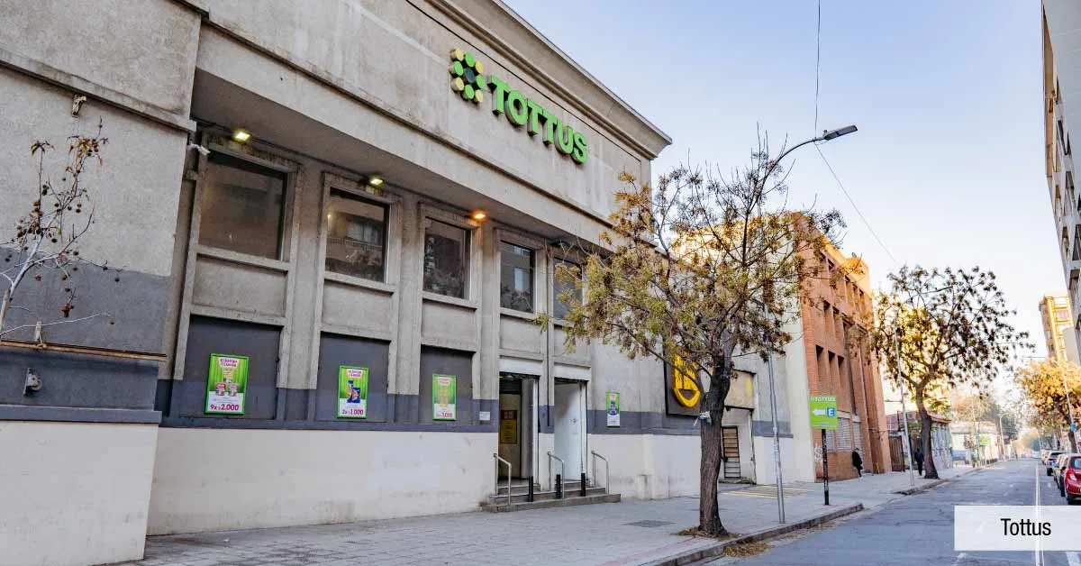 Supermercado Tottus cerca de Edificio Pedro de la Barra en Santiago Centro, mostrando comercio local.