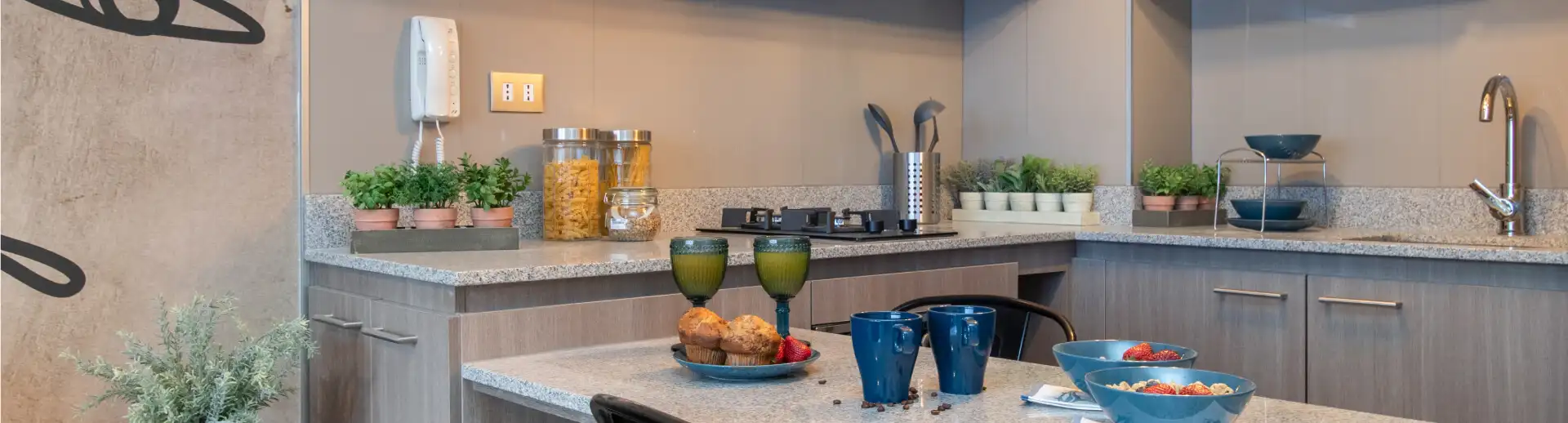 Detalles de cocina equipada con cubierta de granito en piloto de Edificio Lía Aguirre, La Florida.