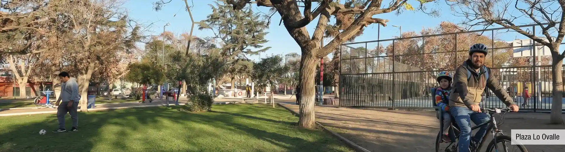 Plaza Lo Ovalle cercana a Edificio Santa Corina en La Cisterna, destacando sus áreas verdes para recreación familiar.