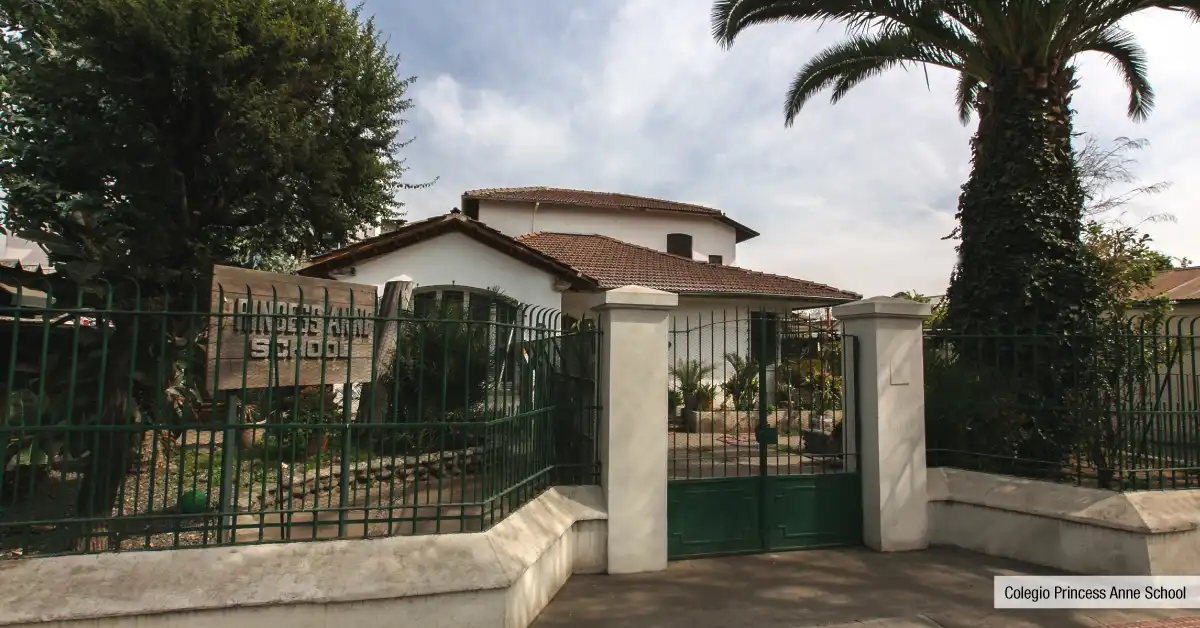 Colegio Princess Anne School cercano a Edificio Santa Corina en La Cisterna, mostrando su fachada y acceso principal.